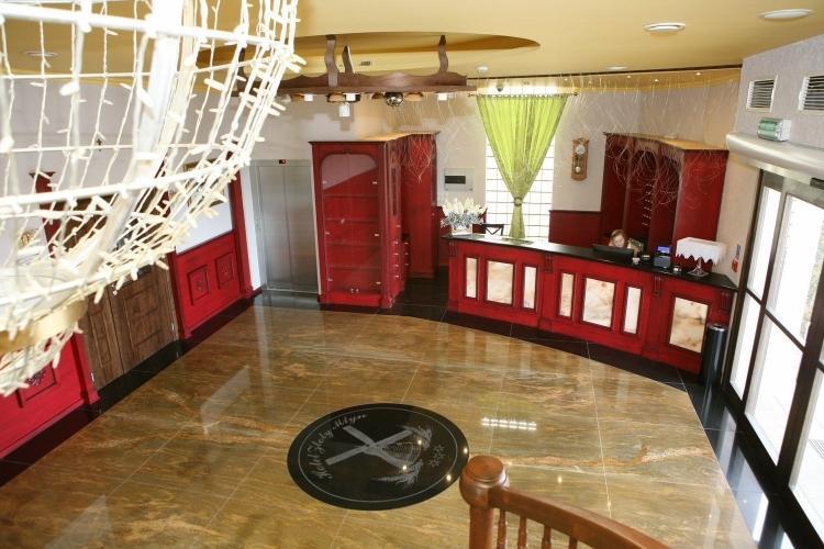 Hotel Zloty Mlyn Majkow Пётркув-Трыбунальский Экстерьер фото