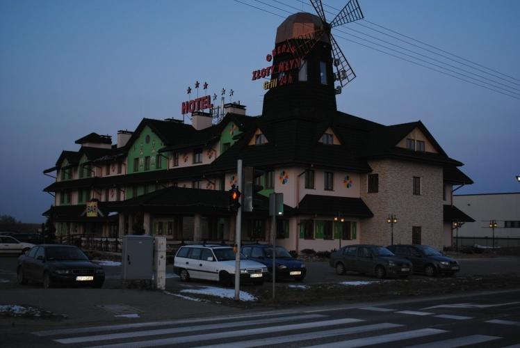 Hotel Zloty Mlyn Majkow Пётркув-Трыбунальский Экстерьер фото