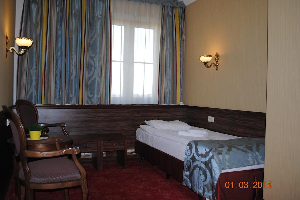 Hotel Zloty Mlyn Majkow Пётркув-Трыбунальский Экстерьер фото